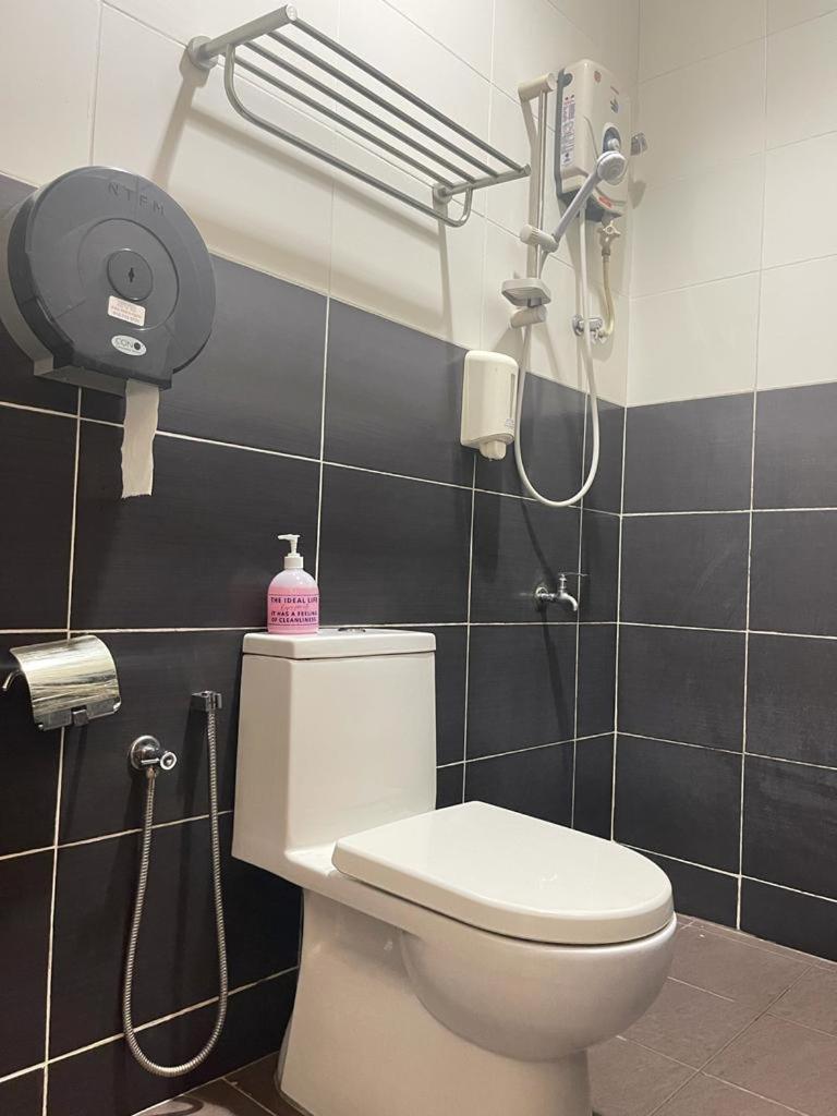 Ze Xiang Hotel - Desa Jaya Ikea Self Check In Джохор Бахру Екстериор снимка